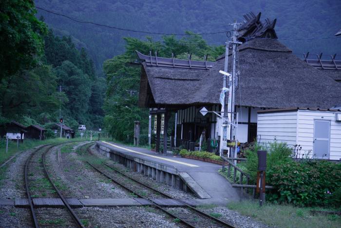 萱葺き駅舎_c0077395_4562851.jpg