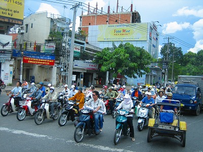 ベトナム　（２）　街中のバイク_b0100229_15112290.jpg