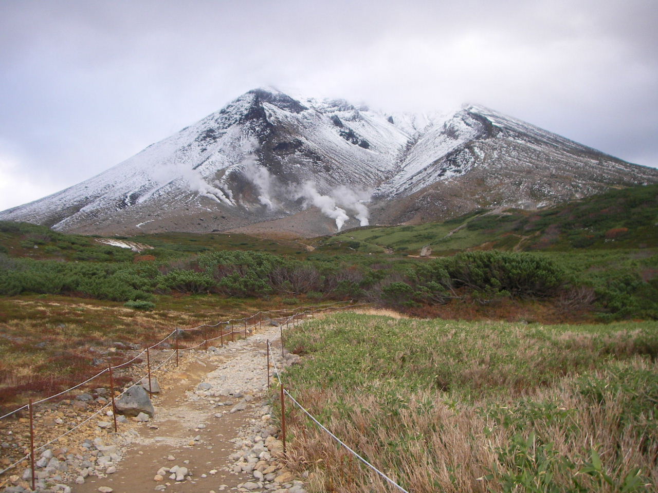 大雪山旭岳の姿見の池へ ペンギンの足跡