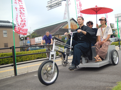 本日、NSCデザイン工科カレッジ(名古屋総合デザイン専門学校)オリジナルの自転車タクシーが走ってます_b0110019_14352873.jpg
