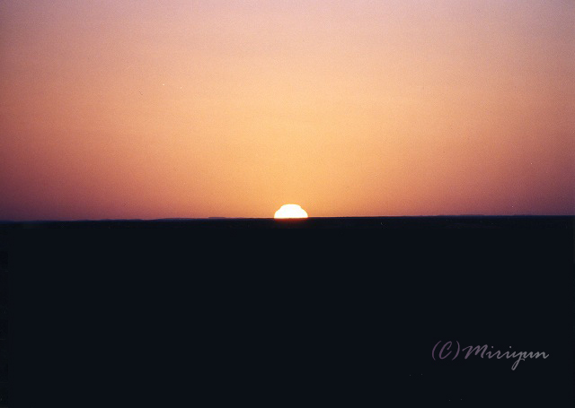 地平線の日の出 写真でイスラーム