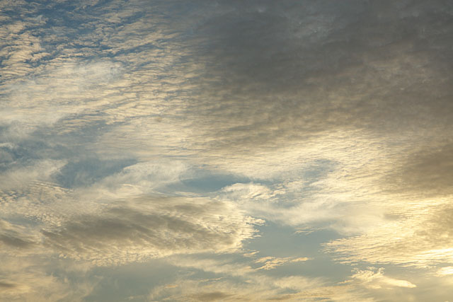 うろこ雲のある夕暮れ_c0067040_21533349.jpg