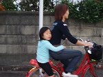 孫　お母さんと　自転車に_c0129682_1274610.jpg