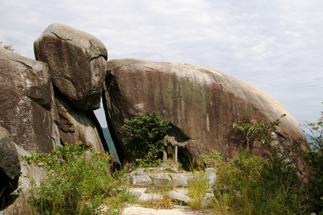 八天山の磐座（いわくら）_e0025356_1161582.jpg