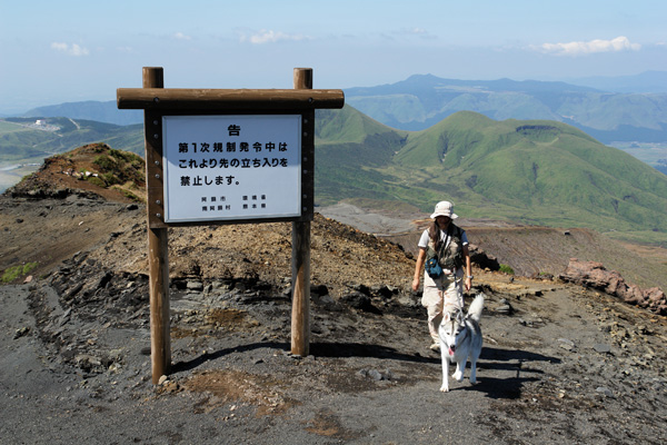 阿蘇中岳へ_c0049299_21274113.jpg