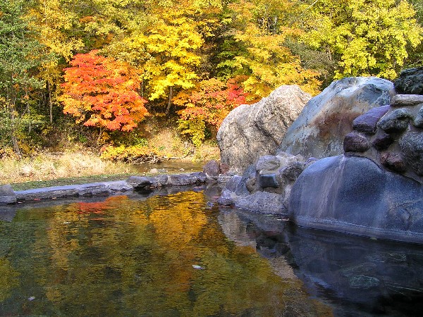 紅葉が綺麗な露天風呂　北湯沢山荘_a0067991_8385279.jpg