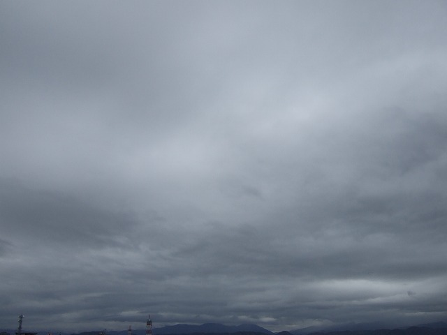 曇り空 空と酒に暮らす日々