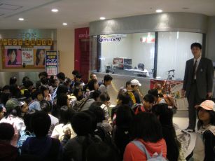 小学生が社会科の授業でfmいずみを勉強中!_d0029276_18502458.jpg
