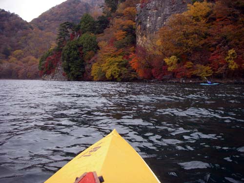 紅葉の山上湖でカヌーを漕ぐ_d0054076_8492784.jpg