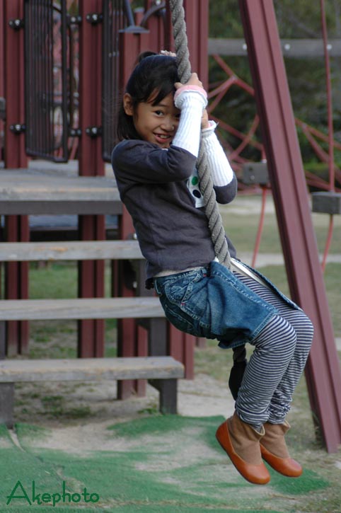 アスレチックで遊ぶはなちゃん♥_e0127416_2202029.jpg