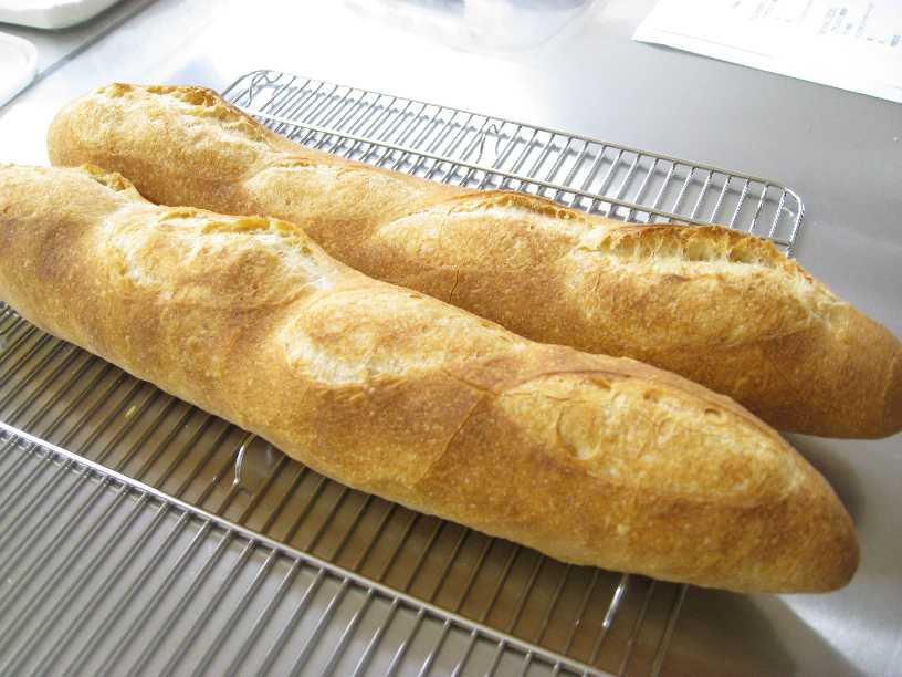 イチジクとヘーゼルナッツのパンと５種のシリアルのパン_f0007061_23264426.jpg
