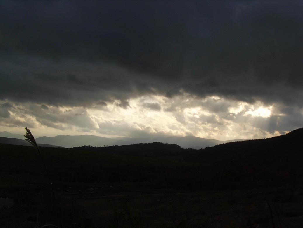 暗雲 立ち込める