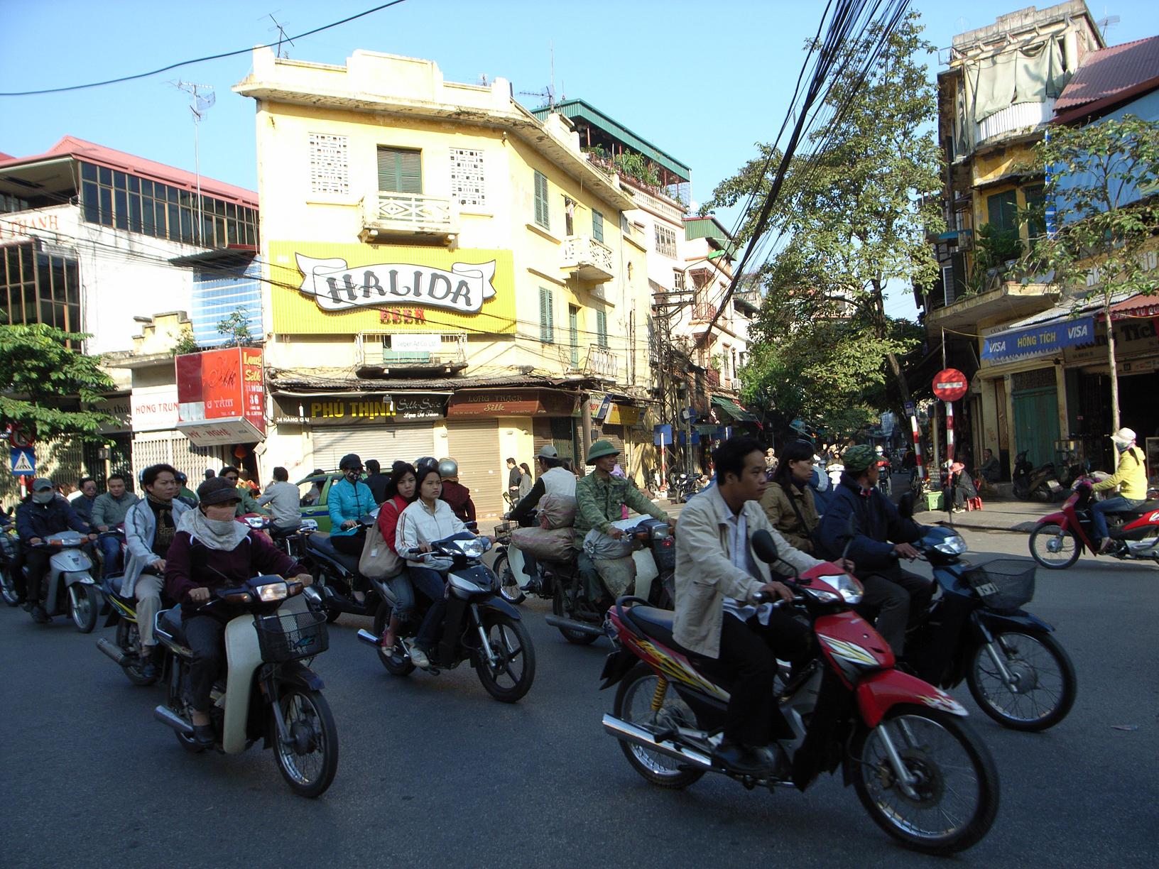 ハノイの朝　バイクの洪水　ベトナム_f0116817_1121555.jpg