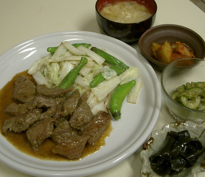 やる気まったくなし、でも、同居人は喜んだ、焼肉ご飯。_c0119140_1420544.jpg