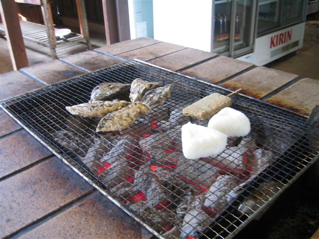 能古の島で焼蠣を食べる_a0027555_19523139.jpg