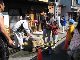 餅まき 餅つきの開所でした。。。。_f0065444_14444785.jpg