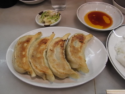 アメ横ガード下のビッグ餃子は龍も昇る美味しさであります! 上野 昇龍_b0098884_21151198.jpg