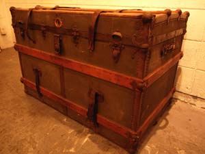 antique trunk_c0143989_18541649.jpg