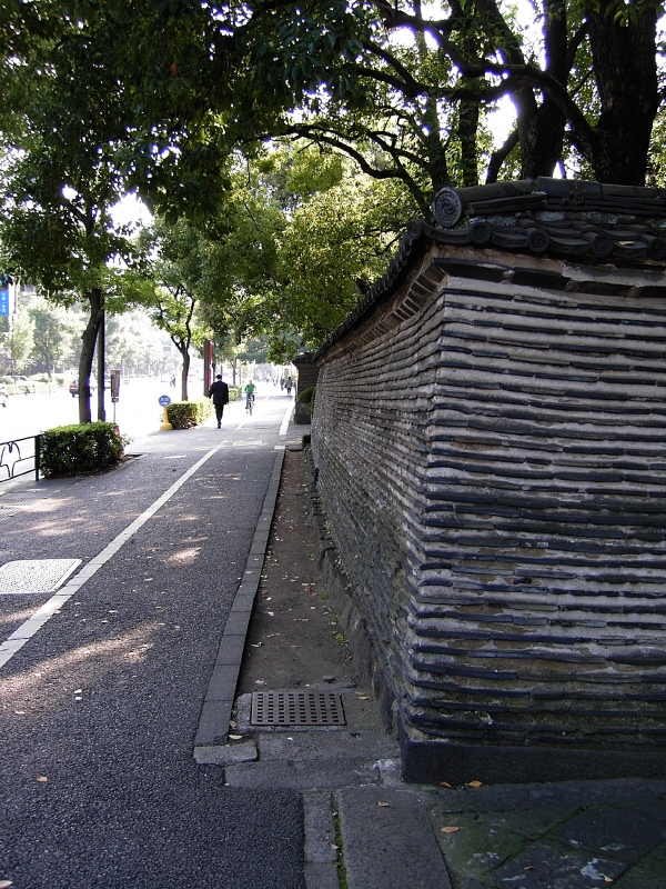 増上寺。土塀のある舗道。_f0070556_453562.jpg