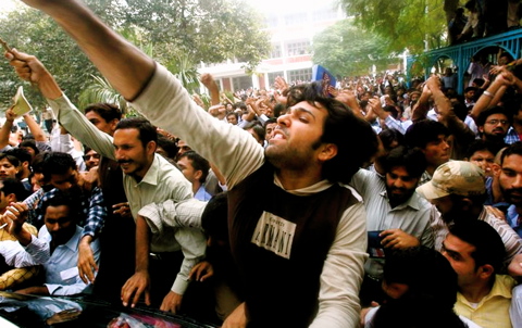 パキスタンの11月革命・民主化への潮目が見えた！_d0123476_1323819.jpg