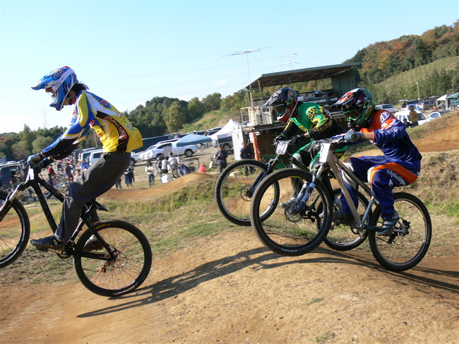 2007緑山１１月定期戦VOL3MTBエリートクラス予選１〜２ヒート画像垂れ流し_b0065730_2259298.jpg