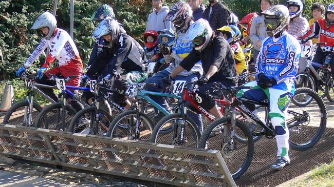 2007緑山１１月定期戦VOL3MTBエリートクラス予選１〜２ヒート画像垂れ流し_b0065730_231322.jpg