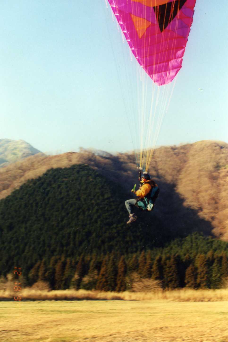 青空を飛ぶ パラグライダー_d0005380_11401857.jpg