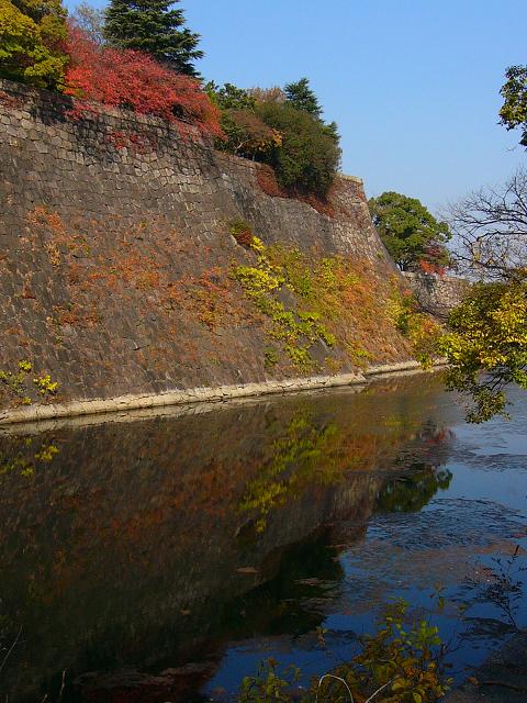 紅葉の大阪城公園（４）内堀の石垣_b0063958_2263983.jpg