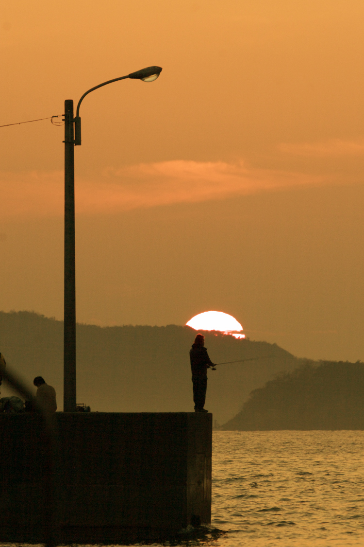 夕陽と釣り人_f0112547_2311554.jpg