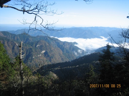 大峰山系狼平~洞川縦走3日目(2007.11.8)_c0147398_0393.jpg