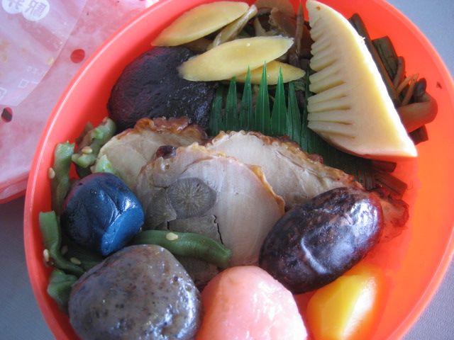 JR高崎駅のだるま弁当¥900_b0042308_065076.jpg