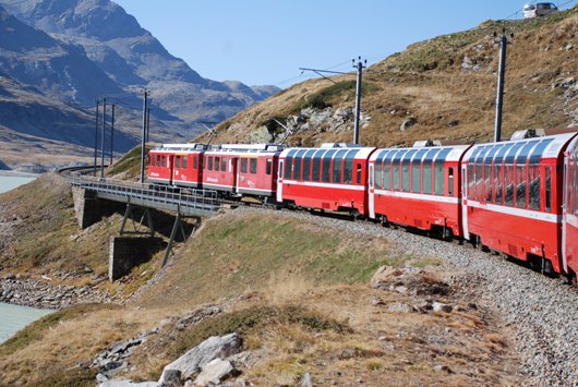 氷河を望む！ベルニナ急行 : 鉄道好き亭主とお花好き妻の愉快な北欧