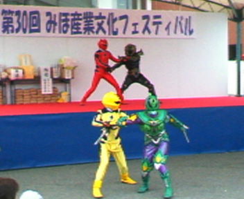 父よ 母よ 妹よ 襖一枚隔てて今 途中で曲が変わってます 俺ん家 おれんち おれんぢ 父よ 母よ 妹よ 襖一枚隔てて今 途中で曲が変わってます 俺ん家 おれんち おれんぢ