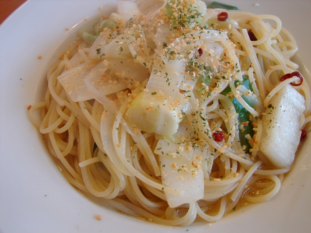 パスタールの「本日とれたて野菜のペペロンチーノ」_b0011185_0125369.jpg