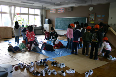 2007年12月5日(水) 「学校の中に洞窟があるなんて!」_a0062127_6493794.jpg