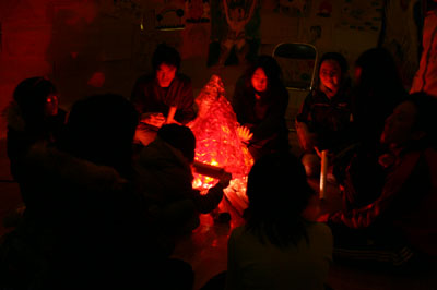 2007年12月5日(水) 「学校の中に洞窟があるなんて!」_a0062127_6571040.jpg