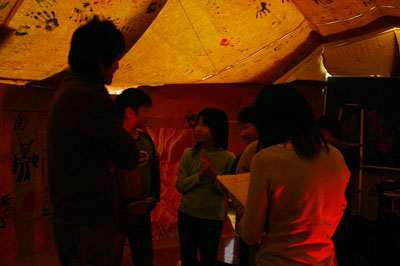 2007年12月5日(水) 「学校の中に洞窟があるなんて!」_a0062127_735741.jpg