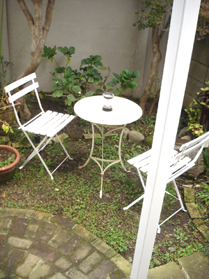 紅葉の下に、新装カフェコーナー_e0044855_0242833.jpg
