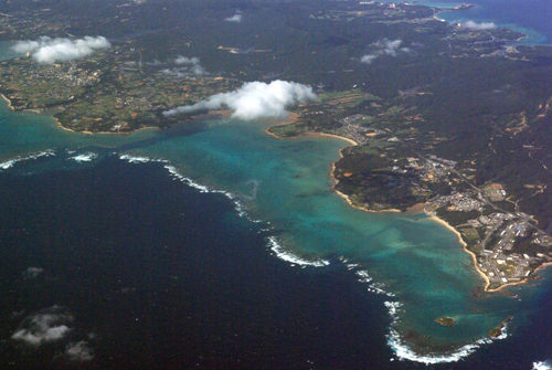 那覇へ向かう飛行機の窓から_f0012154_8362737.jpg