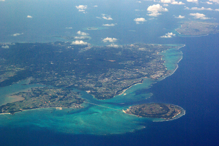 那覇へ向かう飛行機の窓から_f0012154_836573.jpg