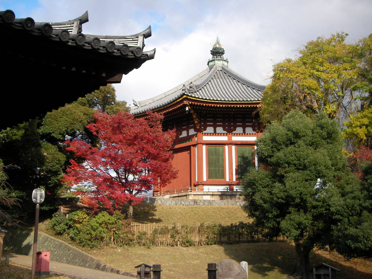 奈良のんびり（３）興福寺南円堂_f0100593_20544725.jpg