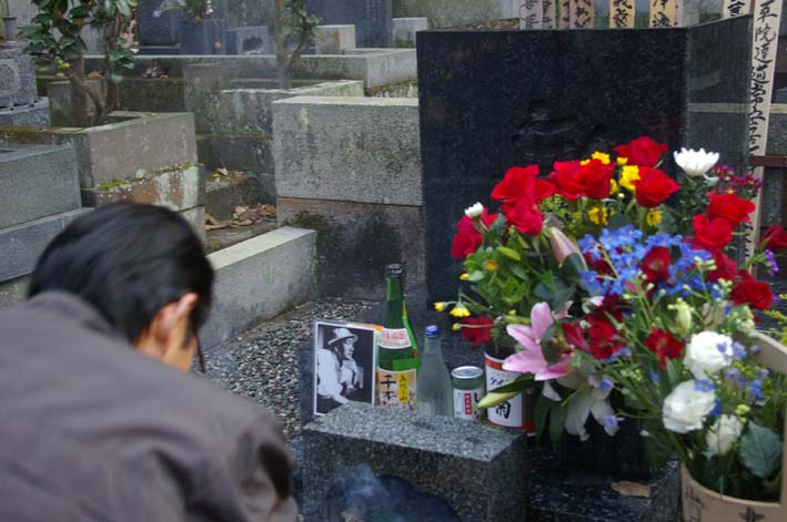 小津安二郎監督の墓前に真っ赤なバラの花（１２月１２日）_c0014967_014473.jpg