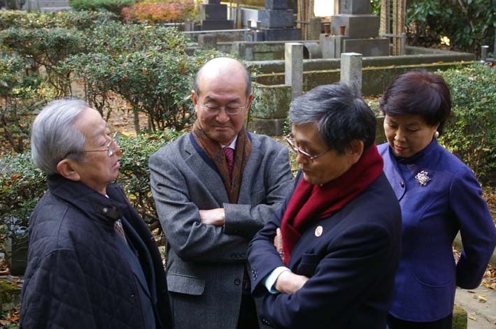 小津安二郎監督の墓前に真っ赤なバラの花（１２月１２日）_c0014967_022422.jpg