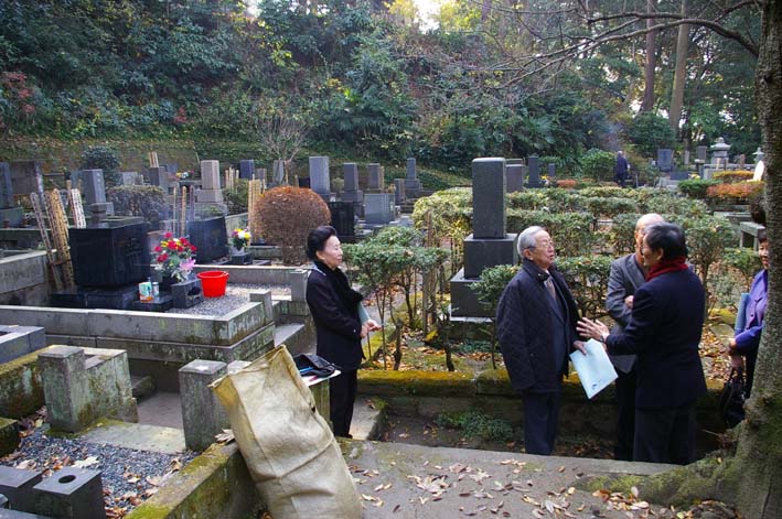 小津安二郎監督の墓前に真っ赤なバラの花（１２月１２日）_c0014967_023658.jpg