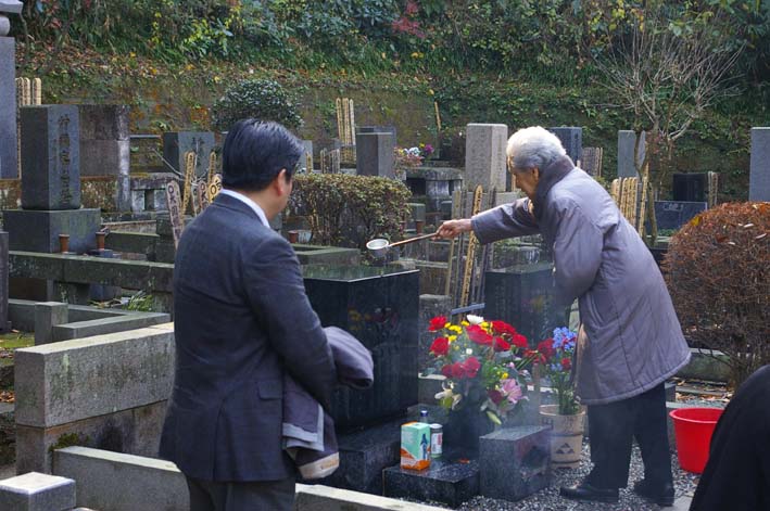 小津安二郎監督の墓前に真っ赤なバラの花（１２月１２日）_c0014967_025951.jpg