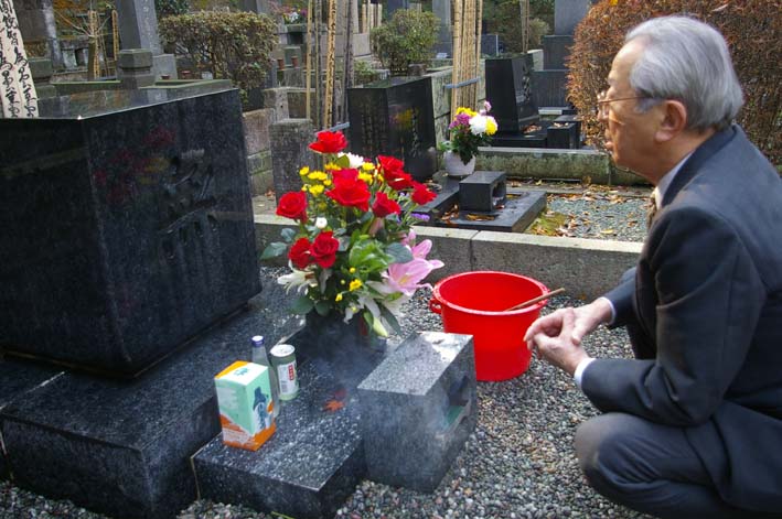 小津安二郎監督の墓前に真っ赤なバラの花（１２月１２日）_c0014967_02796.jpg