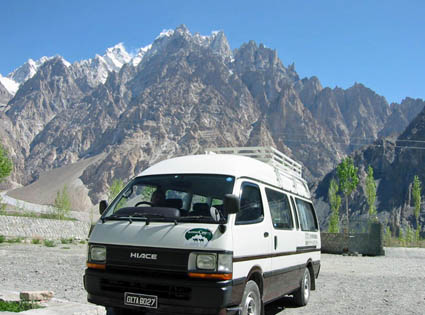 　パキスタンご旅行では、こんなチャーター車を使っていますヨ_d0106555_12293349.jpg