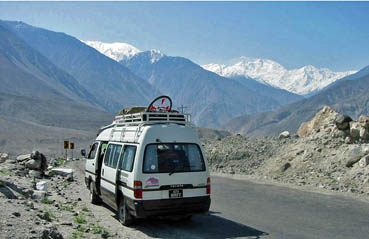 パキスタンご旅行では、こんなチャーター車を使っていますヨ_d0106555_12295810.jpg