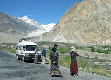 　パキスタンご旅行では、こんなチャーター車を使っていますヨ_d0106555_12301934.jpg