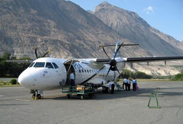 パキスタンご旅行では、こんなチャーター車を使っていますヨ_d0106555_1233647.jpg